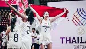 Timnas basket 3x3 putri Indonesia berhasil mengukir sejarah di SEA Games 2025. Untuk pertama kalinya Indonesia merebut medali emas. Agustin Gradita Retong dan kawan-kawan menjadi juara usai menang 20-18 atas tuan rumah Thailand di laga final yang berlangsung di Stadion Nimibutr, Bangkok, Kamis (11/12/2025) petang WIB. (Dok. Perbasi/Ariya Kurniawan)