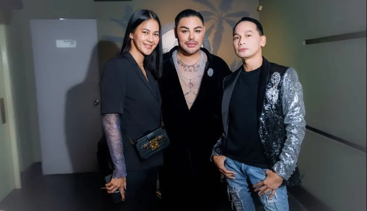 Paula Verhoeven juga turut tampil serba hitam mengenakan setelan blazer dengan bling sleeveless. [IG:nathalieholscher].