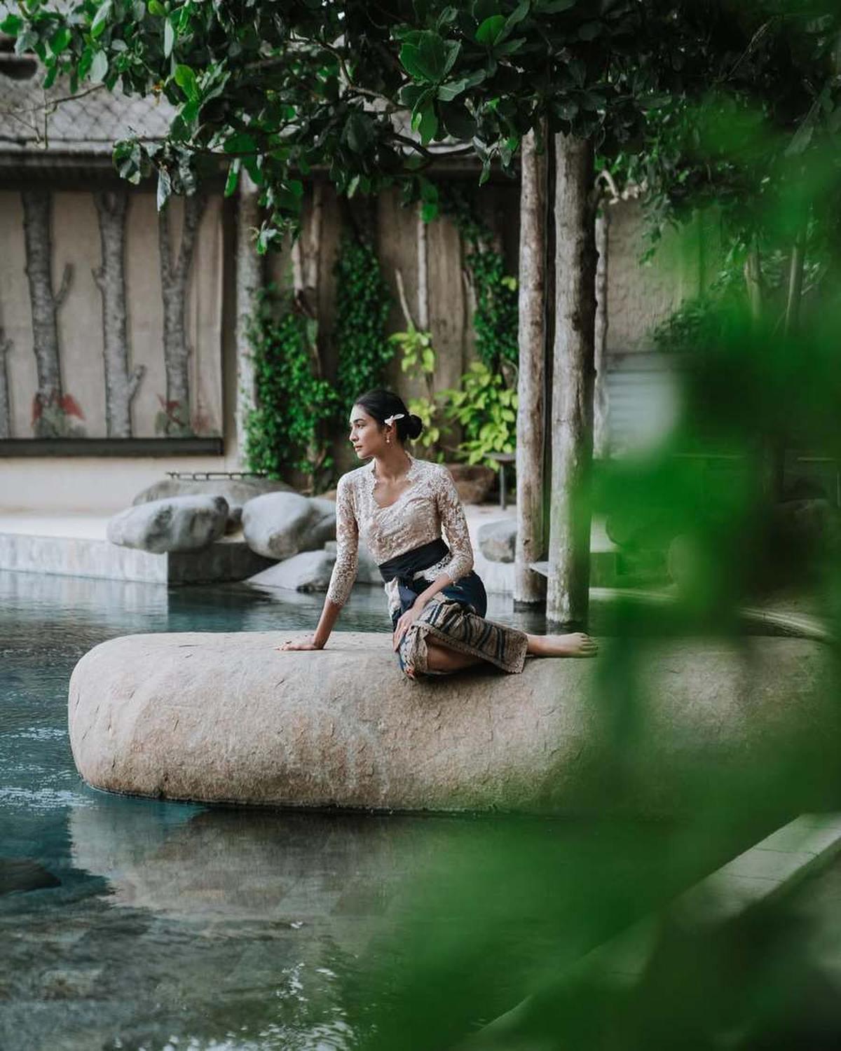 8 Potret Mikha Tambayong Kenakan Kebaya Bali, Tampil Cantik dan Anggun