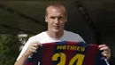 Barcelona mengamankan tanda tangan Jeremy Mathieu pada musim panas 2014. Bermain selama tiga musim, pemain asal Prancis itu gagal memberikan dampak yang besar bersama Blaugrana. (Foto: AFP/Lluis Gene)