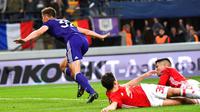 Pemain Anderlecht Leander Dendoncker (kiri) merayakan gol ke gawang Manchester United pada leg pertama perempat final Liga Europa di Stadion Conctant Vanden Stock, Brussels, Kamis (13/4/2017). (AP Photo/Geert Vanden Wijngaert)
