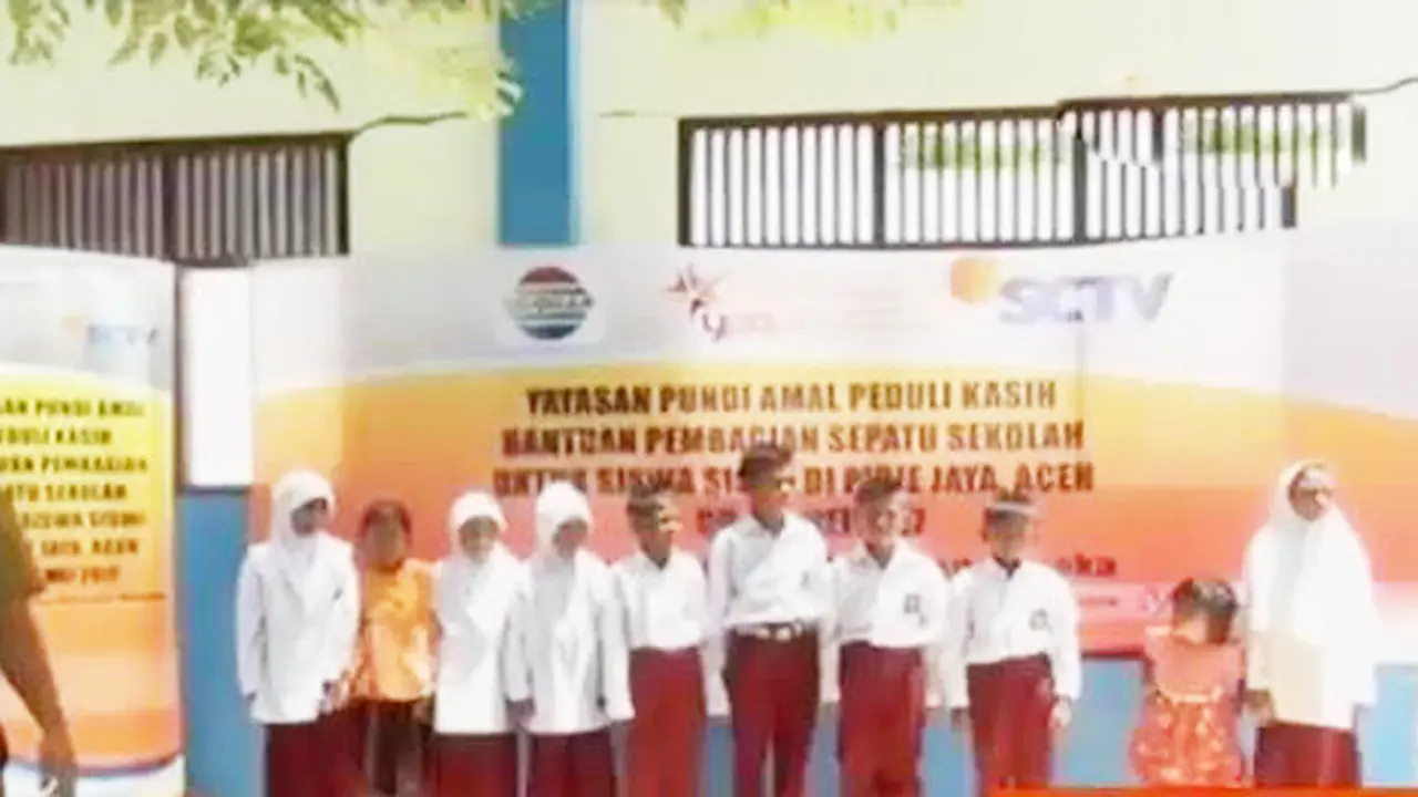 Pundi Amal Peduli Kasih Beri Bantuan Sepatu Bagi SD di Pidie Jaya