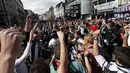 Sejumlah suporter Juventus meneriakkan slogan dukungan untuk tim kesayanganya di Cardiff (03/06/2017). Kedua suporter terlihat rukun jelang pertandingan final liga Champions. (AFP/Adrian Dennis)