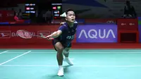 Tunggal putra Indonesia, Anthony Sinisuka Ginting berusaha mengembalikan bola saat melawan wakil Malaysia, Leong Jun Hao pada babak 16 besar Indonesia Masters 2024 di Istora Senayan Jakarta, Indonesia, Kamis (25/1/2024). Anthony Ginting menang dua gim langsung dengan skor 21-15, 21-17. (Bola.com/M Iqbal Ichsan)