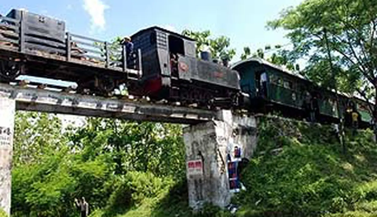Kereta api uap wisata Bahagia buatan Jerman tahun 1928 melintas di Burg ...