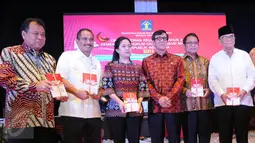 (ki-ka) Ketua MK Arief Hidayat, Menpar Arief Yahya, Menko PMK Puan Maharani, Menkumham Yassona Laoly, Menkominfo Rudiantara saat peluncuran buku Birokrasi Digital di Jakarta, Senin (13/6). (Liputan6.com/Helmi Afandi)