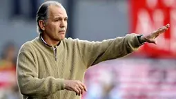 Gaya pelatih Estudiantes asal Argentina Alejandro Sabella di laga lawan Boca Juniors yang berlangsung di Centenario Stadium, Quilmes, Buenos Aires, 25 September 2010. AFP PHOTO/Alejandro PAGNI