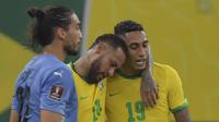 Tampak Neymar merayakan gol Brasil disaat pemain Uruguay berjalan lemas. (NELSON ALMEIDA / AFP)