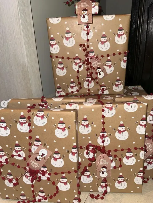 Rob Kardashian hadirkan hadiah Natal bergaya klasik dengan bungkus kado snowman.  [Foto: Instagram/ Kim Kardashian]