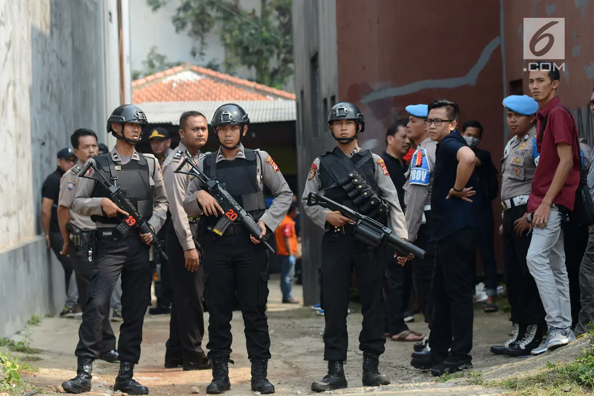 Polisi Bersenjata Jaga Rumah Terduga Teroris Bogor