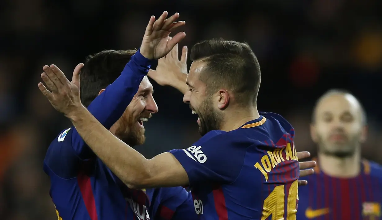 Pemain Barcelona, Jordi Alba (kanan) merayakan gol bersama rekannya Lionel Messi pada laga Copa del Rey di Camp Nou stadium, Barcelona, (11/1/2018). Barcelona menang 5-0 atas Celta Vigo. (AP/Manu Fernandez)