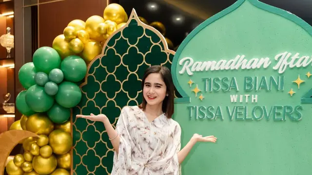 OOTD Humble Tissa Biani Bukber Bareng Fans, Pakai Kaftan dan Sandal Toe Box