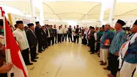 Dubes RI untuk Arab Saudi Agus Maftuh Abegebriel melepas keberangkatan jemaah haji menuju Tanah Air di Plaza Bandara Jeddah, Arab Saudi, Rabu (6/9/2017). (Liputan6.com/Taufiqurrohman)