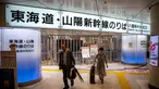 Orang-orang berjalan di depan gerbang tiket yang ditutup untuk Tokaido Shinkansen di Stasiun Tokyo pada 31 Agustus 2024. (Philip FONG/AFP)