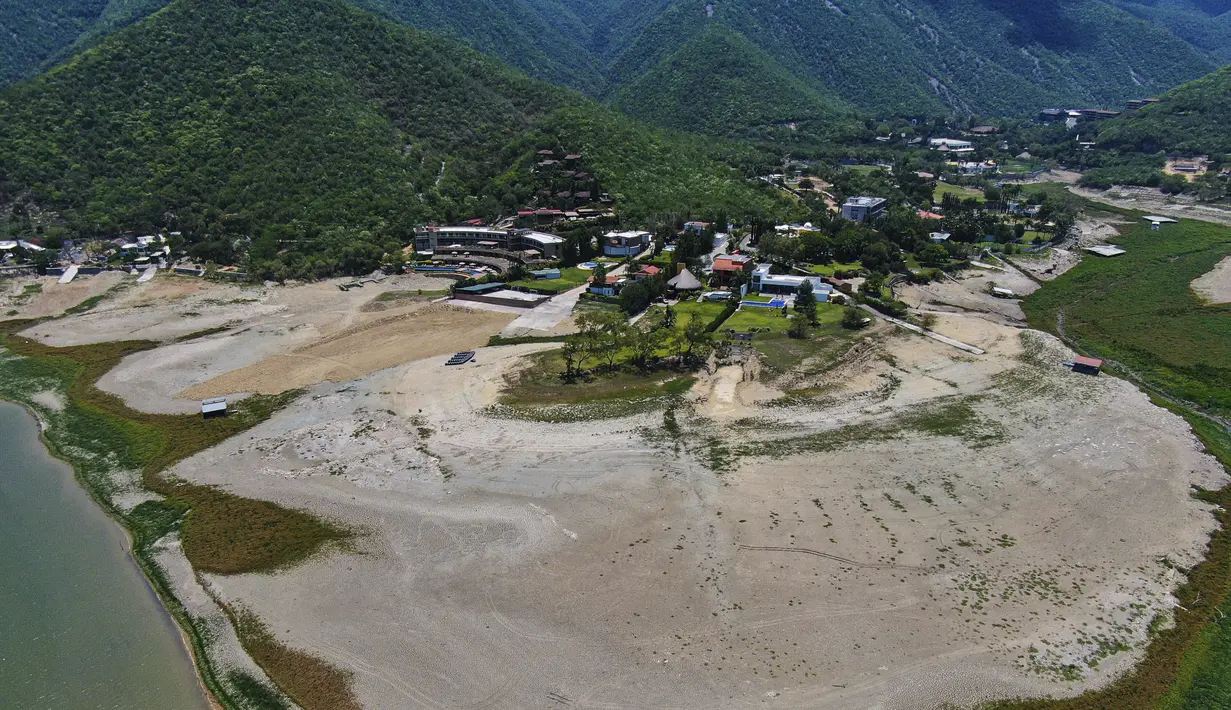 Pemandangan Waduk Boca yang memasok air ke kota utara Monterrey hampir kering karena bagian utara Meksiko dilanda kekeringan hebat, di Santiago, Meksiko (9/7/2022). Perencanaan yang buruk, dan penggunaan air yang tinggi telah menyebabkan tiga bendungan yang membantu memasok kota mengering. (AP Photo/Fernando Llano)