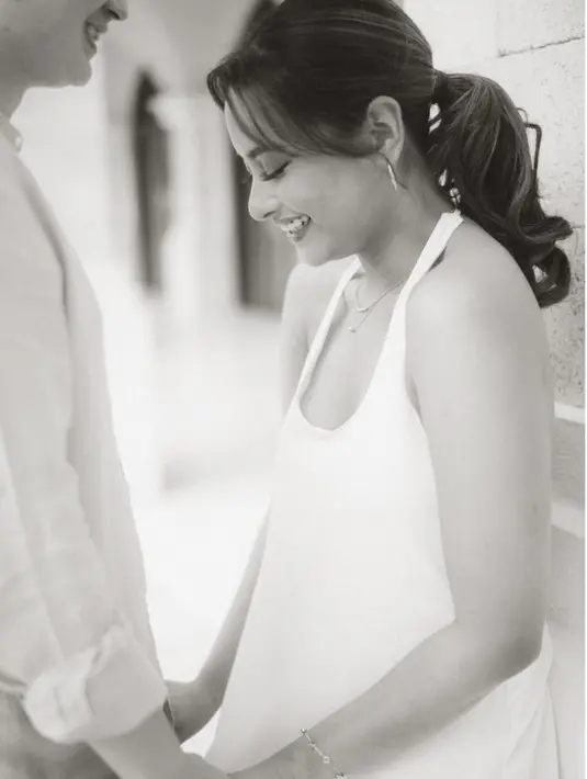 Untuk menambah sempurna tampilannya, detail perhiasan sederhana memberi tampilan menakjubkan saat digunakan. [Foto: Instagram/ AmandaKhairunnisa]