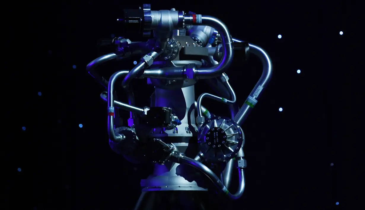 CEO Amazon Jeff Bezos memperkenalkan mesin roket BE-7 yang digunakan Blue Moon, kendaraan khusus untuk menjelajahi bulan, pada acara Blue Origin di Washington, 9 Mei 2019. Mesin roket BE-7 dapat meledakkan 10.000 pound (4.535 kg) daya dorong. (REUTERS/Clodagh Kilcoyne)