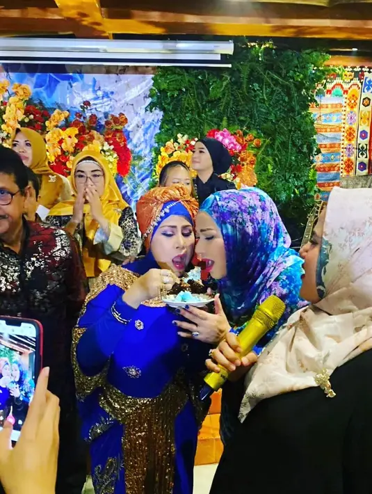 Hj. Elvy Sukaesih lahir pada 25 Juni 1951 di Sumedang, Jawa Barat. Pemeran yang juga penyanyi dengan dijuluki 'Ratu Dangdut' itu mengenakan pakaian biru bermotiif warna gold di perayaan ultahnya. Kompak bersama Camelia Malik yang juga mengenakan biru. [Instagram/cameliamalikreal]