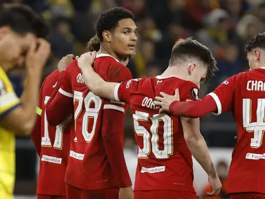 Pemain lapis kedua Liverpool merayakan gol yang dicetak oleh Jarell Quansah (tengah) ke gawang Union Saint-Gilloise dalam laga terakhir Grup E Liga Europa 2023/2024 yang berlangsung di Lotto Park, Brussels, Jumat (15/12/2023) dini hari WIB. (AP Photo/Geert Vanden Wijngaert)