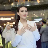 Minimalis dan elegan, kombinasi blazer dan midi skirt serba broken white ala Aaliyah bisa jadi inspirasi. [Foto: Instagram/aaliyah.massaid]