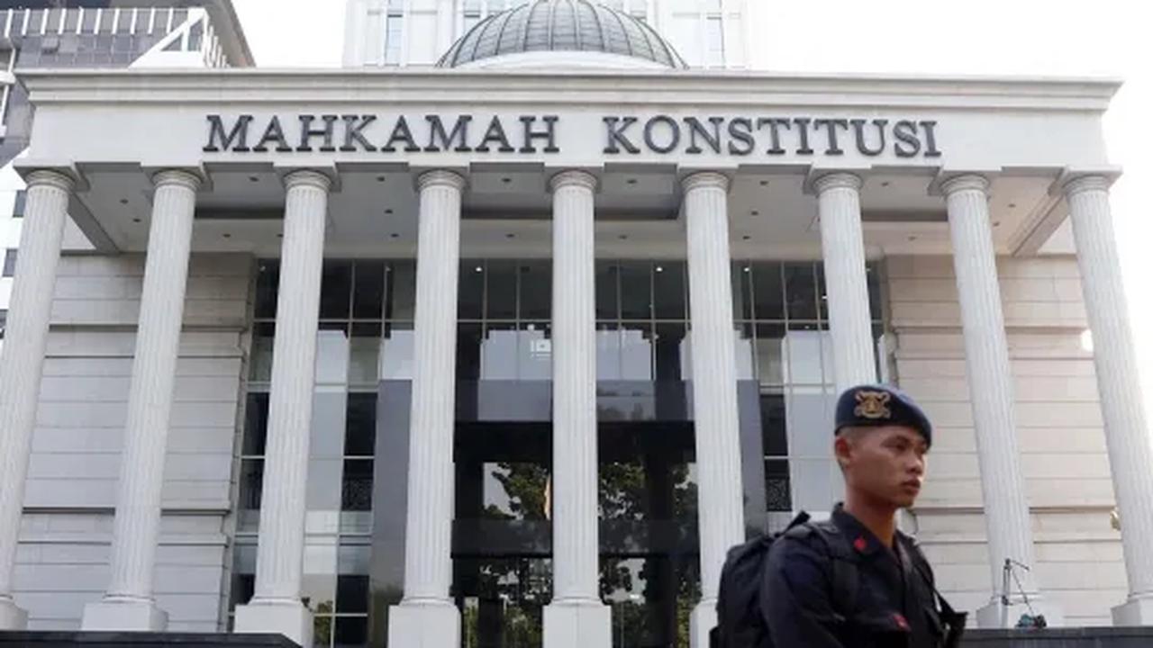 Hal demikian menunjukkan adanya pertentangan antara alasan-alasan mengajukan permohonan (posita) dengan hal-hal yang dimohonkan (petitum), sebagaimana hubungan antara posita dan petitum yang diatur dalam Pasal 74 Peraturan Mahkamah Konstitusi Nomor 2 Tahu