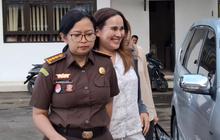 Senyum Lepas Selebgram Isa Zega Saat Dilimpahkan ke Kejari Kabupaten Malang