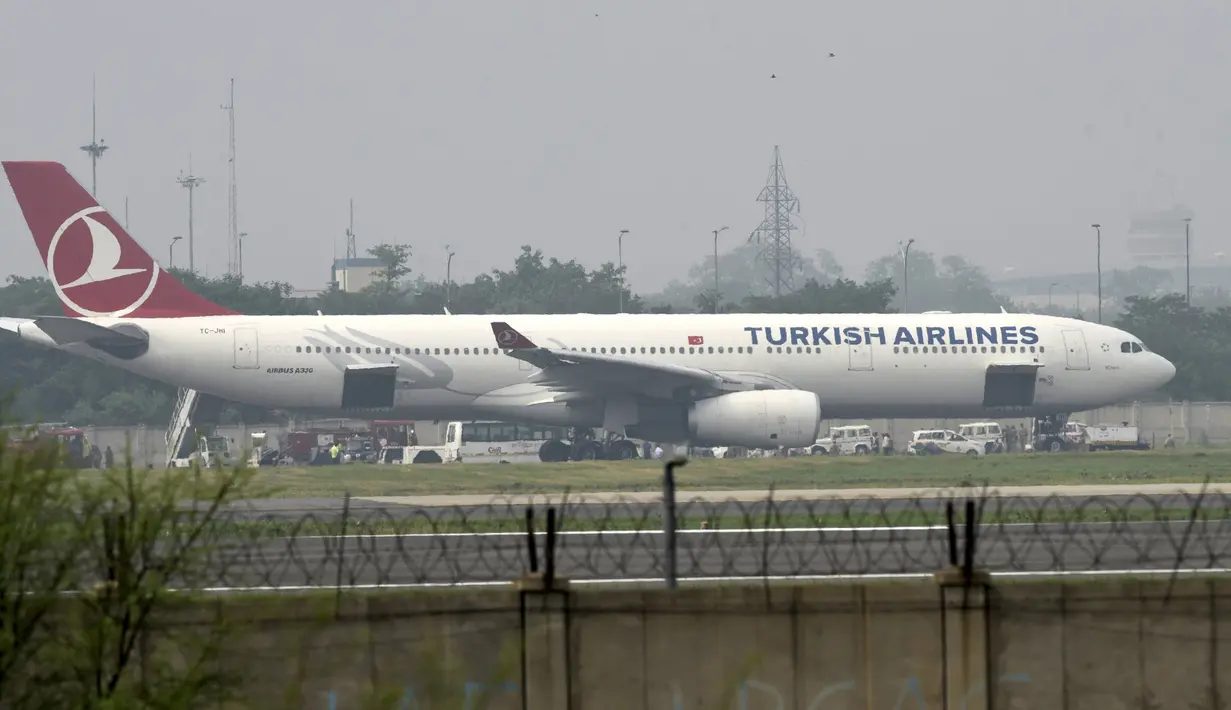 Sebuah pesawat maskapai Turkish Airlines yang terbang dari Bangkok melakukan pendaratan darurat di New Delhi, Selasa (7/7/2015). Pendaratan darurat dilakukan, karena teror bom secara tertulis di sebuah toilet pesawat. (REUTERS/Stringer)