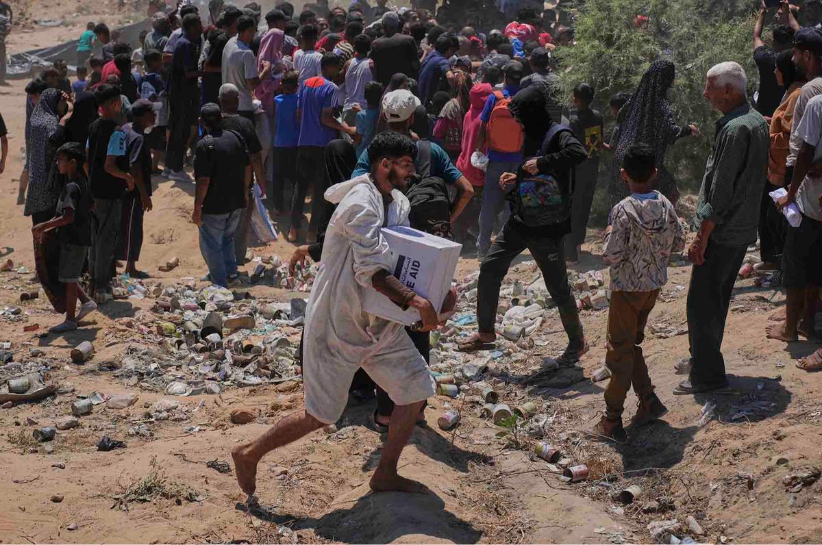 FOTO: Perjuangan Warga Gaza Berebut Bantuan dari Langit