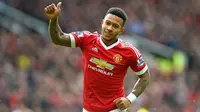 Gelandang Manchester United, Memphis Depay, tampil melawan Aston Villa pada laga Premier League di Old Trafford, Inggris, Sabtu (16/4/2016). (EPA/Peter Powell)