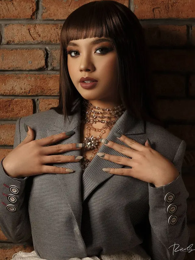 Gaya Pemotretan Lyodra Ginting dengan Poni, Disebut Mirip Lisa Blackpink. (Sumber: Instagram/rico.aprecelino)