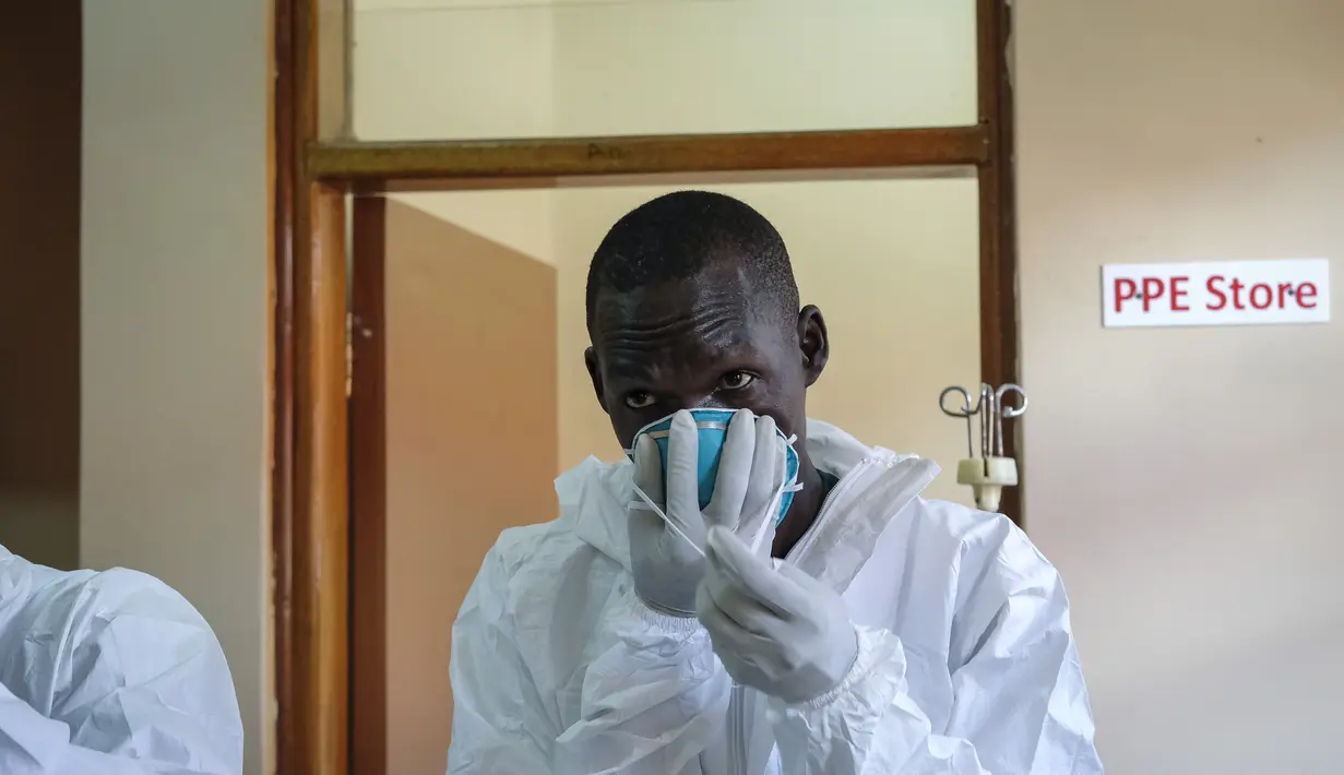 Seorang dokter mengenakan peralatan pelindung saat ia bersiap untuk mengunjungi seorang pasien yang melakukan kontak dengan korban Ebola, di bagian isolasi Rumah Sakit Rujukan Regional Entebbe di Entebbe, Uganda Kamis, 20 Oktober 2022. Pejabat WHO mengatakan pada Kamis (20/10), Wabah Ebola di Uganda berkembang pesat dalam sebulan yang membuat situasi yang sulit bagi petugas kesehatan di lapangan. (AP Photo/Hajarah Nalwadda)