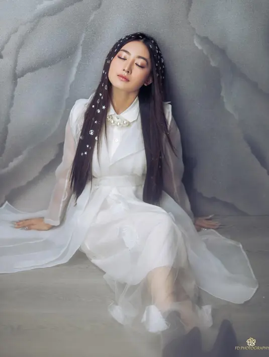 Tampil serba putih dengan gaun layer menerawang (Instagram @natashawilona12)