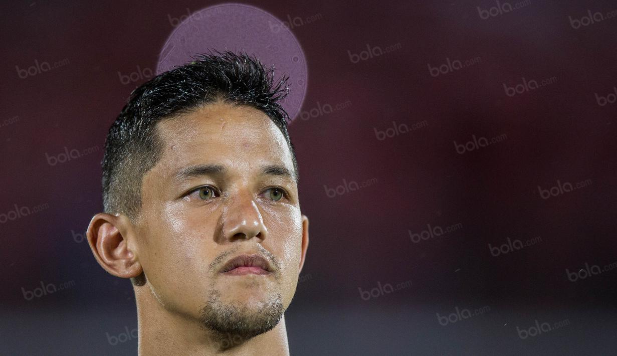 Penyerang anyar Bali United, Irfan Bachdim, menjalani debut bersama klub barunya saat melawan Borneo FC pada laga Piala Presiden 2017 di Stadion I Wayan Dipta, Bali, Senin (13/2/2017). (Bola.com/Vitalis Yogi Trisna)