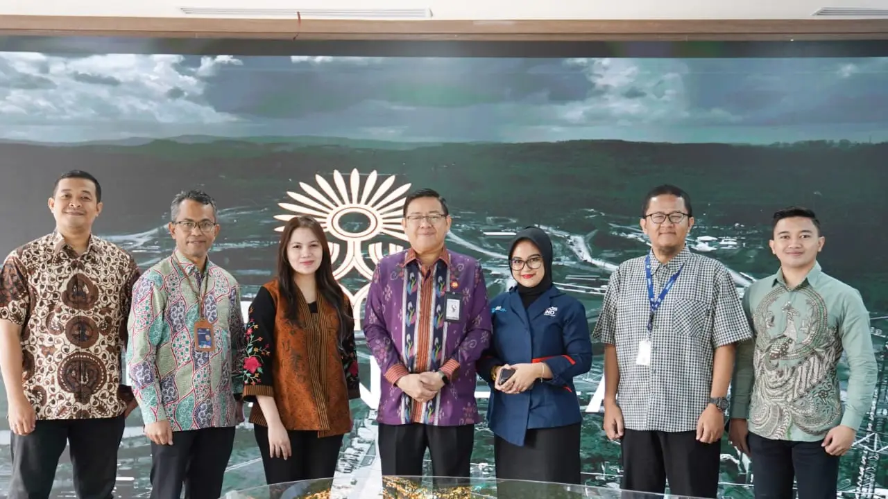 Sekretaris Otorita Ibu Kota Nusantara (OIKN) Achmad Jaka Santos Adiwijaya bersama dengan Pos Indonesia. (Dok PosIND)