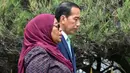 Kemudian Jokowi langsung mengajak Samia ke veranda belakang Istana Bogor untuk berbincang sejenak. Lalu Jokowi dan Samia melakukan prosesi penanaman pohon perdamaian. (Adek BERRY/AFP)