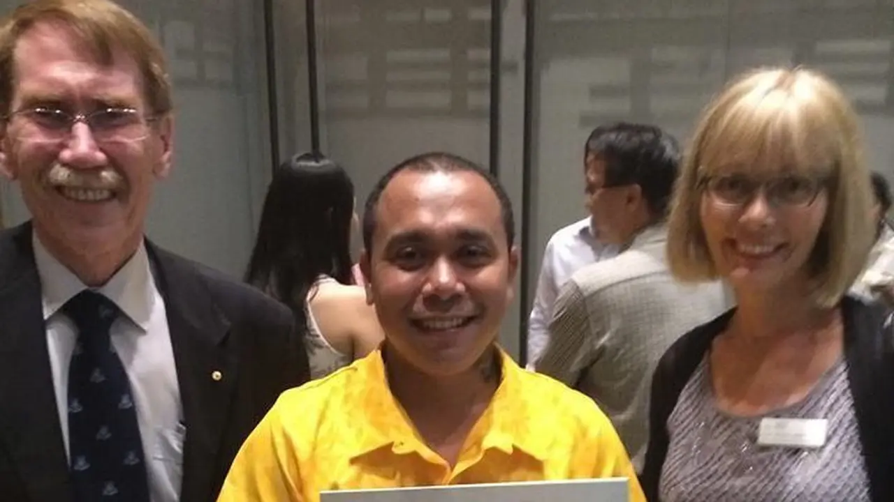 Billy Mambrasar raih penghargaan sebagai alumni paling berpengaruh di Indonesia oleh Pemerintah Australia.