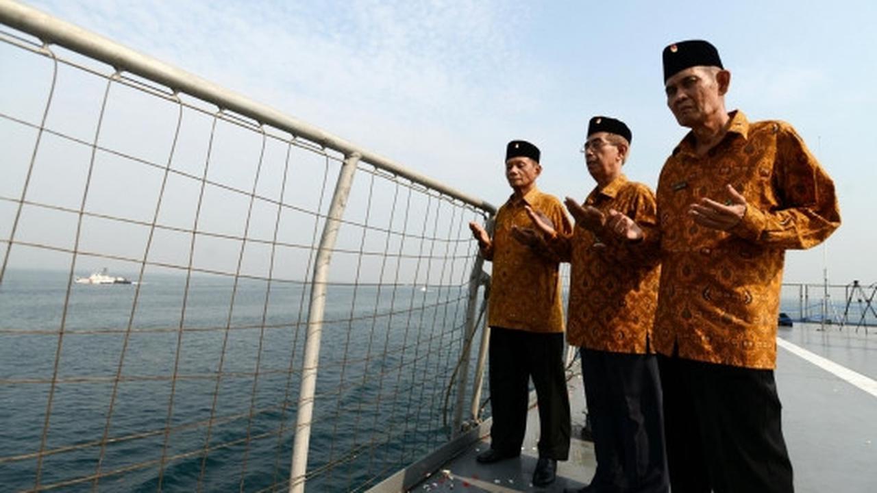 Tabur bunga peringati Hari Pahlawan di Teluk Jakarta