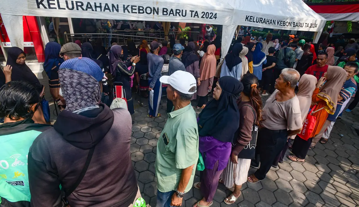 Warga Penerima Bantuan Pangan (PBP) antri mengambil  beras yang didistribusikan di Kelurahan Kebon Baru, Jakarta Selatan, Selasa, 1 September 2026. (KLY/Arie Basuki).
