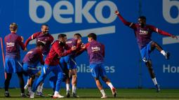 Dalam sesi latihan tersebut terlihat sejumlah pemain seperti Dani Alves menikmati porsi latihan yang diberikan, walaupun pelatih anyar Barcelona itu langsung menerbitkan 10 aturan ketat untuk pemain dan staf. (AFP/Josep Lago)