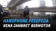 Setelah melakukan aksinya, pelaku langsung berbelok arah dan kabur.