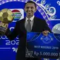 Wasit Yadi Nur Cahya menerima penghargaan sebagai wasit terbaik pada Indonesian Soccer Awards 2019 di Studio Indosiar, Jakarta, Jumat (10/12). Acara ini diadakan oleh Indosiar bersama APPI. (Bola.com/Vitalis Yogi Trisna)