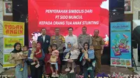 Penyerahan Simbolis dari Sido Muncul kepada Orang Tua Anak Stunting di Polrestabes Bandung, Jawa Barat, Selasa (3/9/2024).