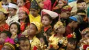 <p>Sejumlah anak-anak mengenakan pakaian adat mengikuti Festival Prestasi Indonesia di JCC Senayan, Jakarta (21/8). Acara ini diikuti oleh ratusan siswa dari sejumlah sekolah. (Liputan6.com/Johan Tallo)</p>