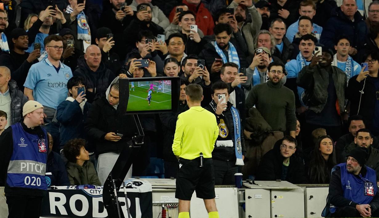 Gol pertama Vinicius dilesatkan dari titik putih setelah wasit meninjau VAR. Bernardo Silva kedapatan menggunakan tangannya untuk menghalau bola yang akan masuk ke gawang timnya. (AP Photo/Dave Thompson)