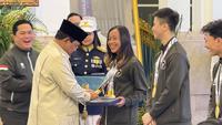 Presiden Prabowo Subianto resmi menyerahkan penghargaan berupa bonus kepada atlet SEA Games ke-33 yang berhasil membawa pulang medali ke Tanah Air. (Lizsa Egeham/Liputan6.com)