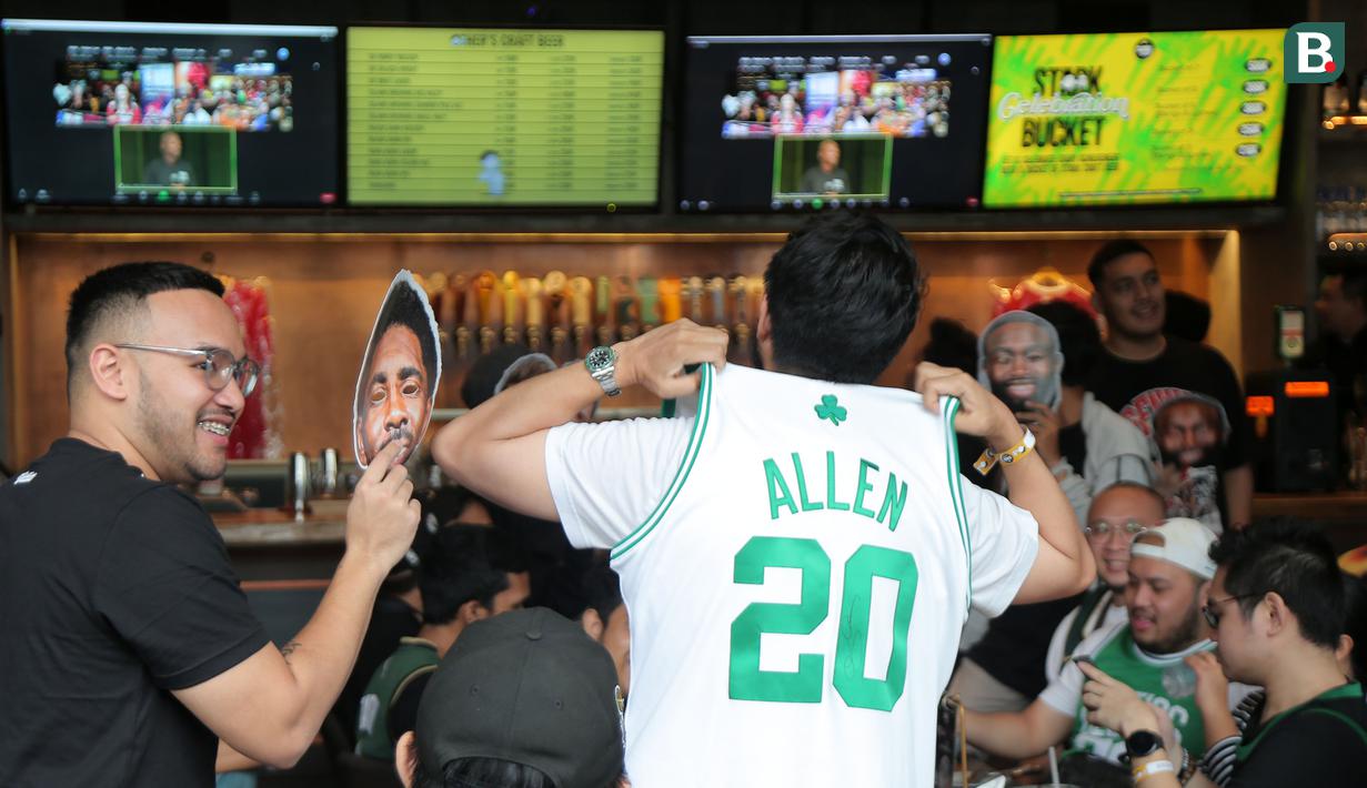 Keseruan nonton bareng NBA Finals bersama Vidio dan NBA Indonesia di Stark Taproom, Elysee, SCBD, Jakarta pada hari Sabtu (15/6/2024). (Bola.com/Syahkist Afi Daib)