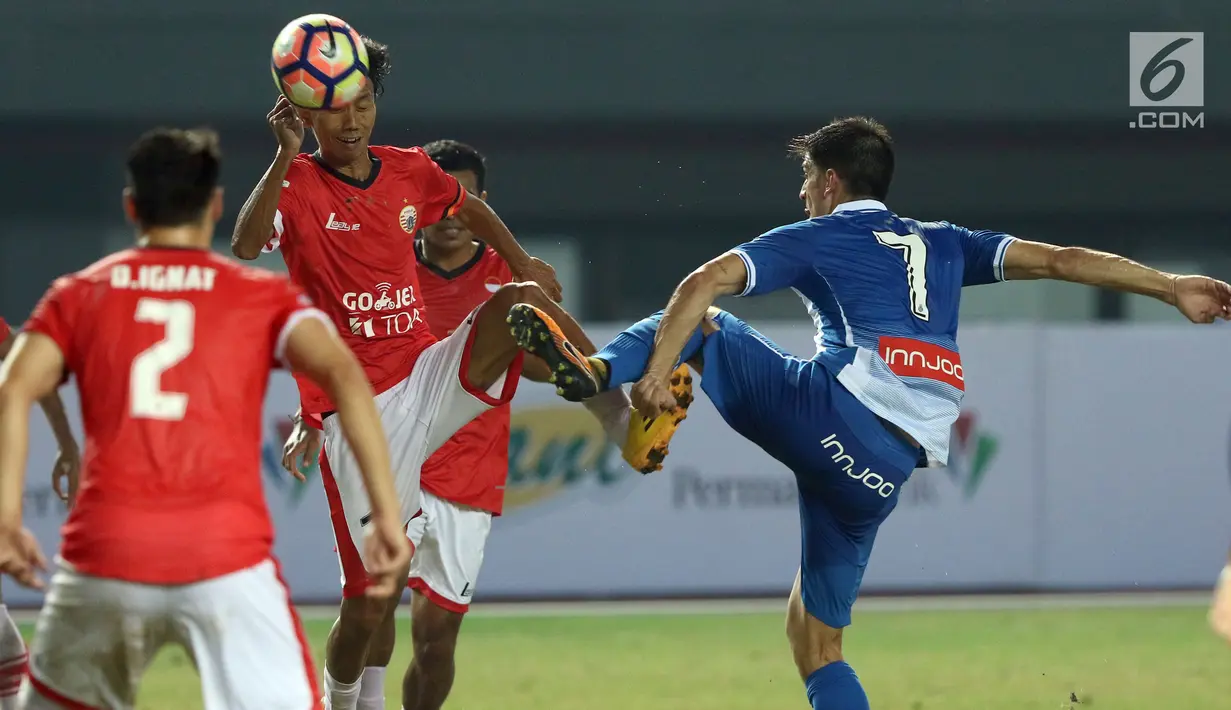 Gelandang Persija, Amarzukih (kiri) berebut bola dengan pemain RCD Espanyol Gerard Moreno Balaguero pada laga persahabatan di Stadion Patriot Candrabhaga, Bekasi, Rabu (19/7). Persija kalah telak dari RCD Espanyol 0-7. (Liputan6.com/Helmi Fithriansyah) 