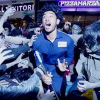 Sebuah mall menjadi heboh dengan kemunculan puluhan zombie saat premiere film 5 Cowok Jagoan. (Ruswanto/bintang.com)