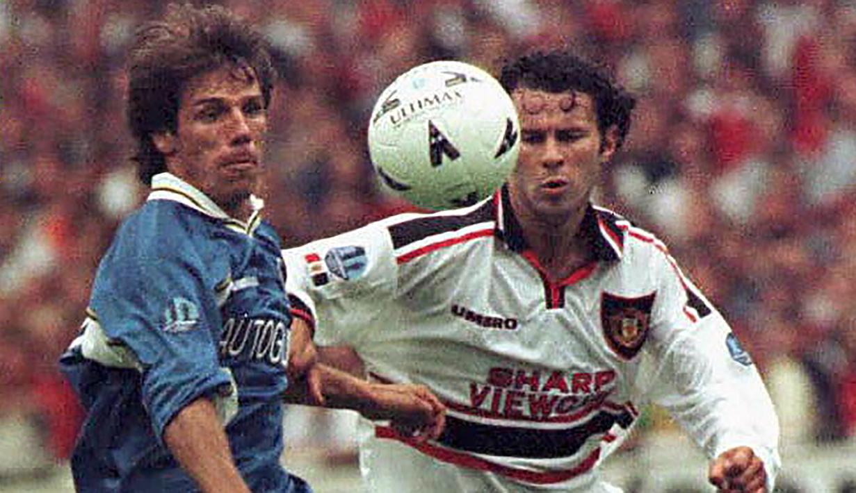 Fans Chelsea begitu memuja Zola, penrmainan apiknya sanggup memukau suporter the Blues dan membuat mereka menobatkan Zola sebagai pemain terbaik Chelsea sepanjang masa. (AFP/Neil Munns)