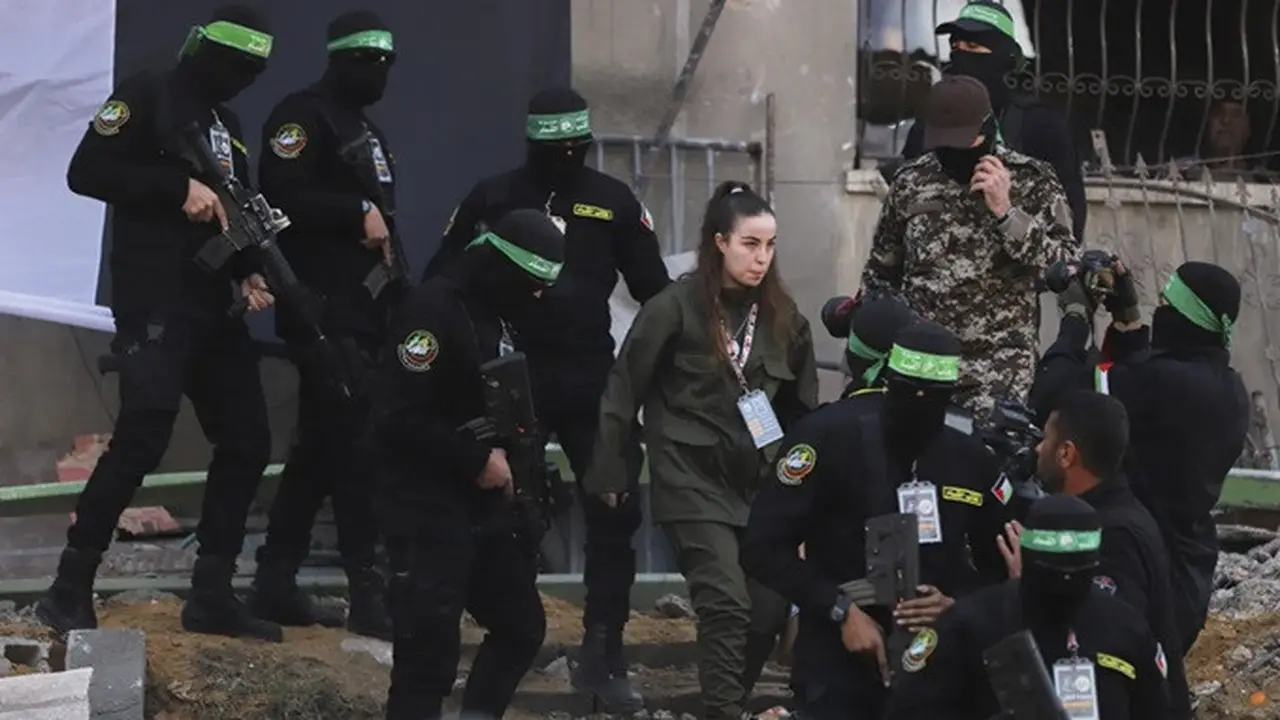 Tentara perempuan Israel, Agam Berger, dikawal para anggota Hamas saat menuju penyerahannya kepada Palang Merah, Kamis (30/1/2025).